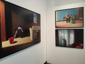 Pokaż zdjęcie: Na zdjęciu są trzy fotografie na białych ścianach