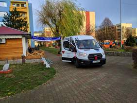 Pokaż zdjęcie: Bus przed kawiarenką Spółdzielni Socjalnej "Pożyteczni"