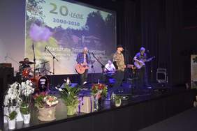 Pokaż zdjęcie: Występ zespołu rockowego „Na górze” podczas jubileuszu XX-lecia WTZ w Gębicach