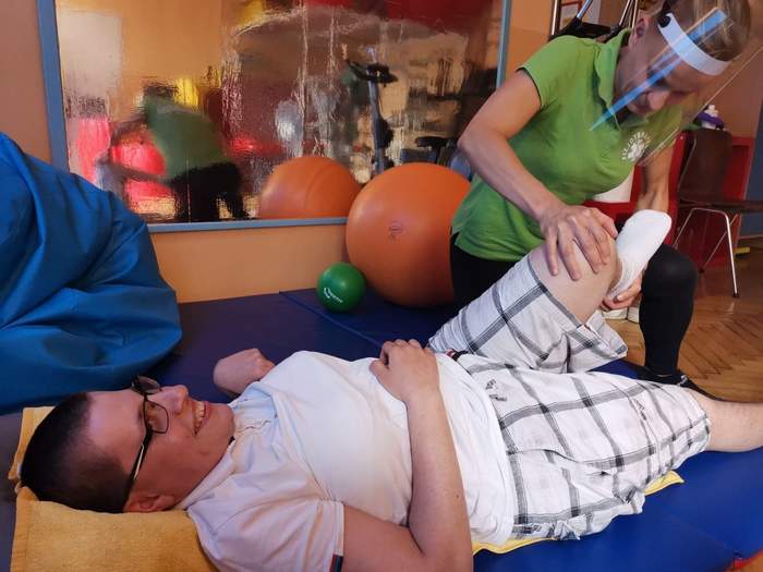 Pokaż zdjęcie: Zajęcia rehabilitacyjne dla osób z niepełnosprawnością prowadzone w Dziennym Ośrodku Terapeutycznym „Żurawinka” w Poznaniu.