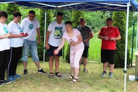 Pokaż zdjęcie: Rywalizacja uczestników podczas turnieju „Zagraj w dwie kule: bowling i bule” 