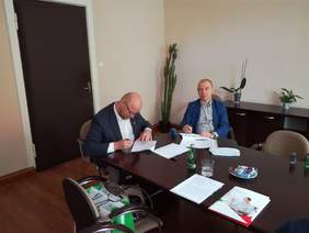 Pokaż zdjęcie: Pan Szymon Jarosław Gurbin Wiceprezydent Grudziądza podpisuje umowę na realizację „Programu wyrównywania różnic między regionami III"