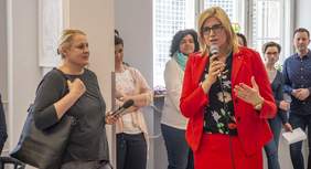 Pokaż zdjęcie: powitanie gości przez Prezes TPN Agnieszkę Niedźwiecką