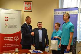 Pokaż zdjęcie: Starosta powiatu olsztyńskiego wręczył zawodnikom upominki