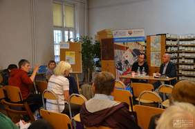 Pokaż zdjęcie: Łukasz Baruch wraz z uczestnikami spotkania 