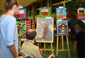 Pokaż zdjęcie: W trakcie oglądania wystawy