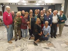 Pokaż zdjęcie: Uczestnicy pozują do zdjęcia grupowego