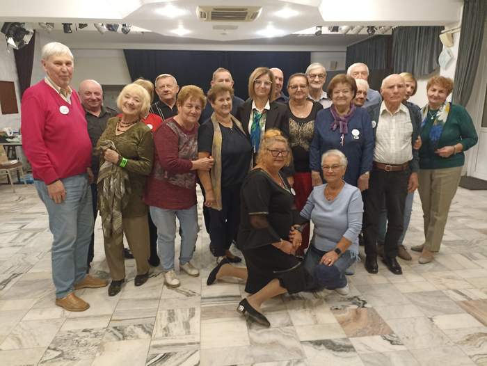 Pokaż zdjęcie: Uczestnicy pozują do zdjęcia grupowego