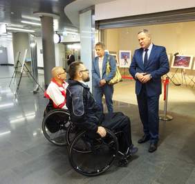 Przewodniczaca LKP Oddziału Woj. w Bydgoszczy - Anna Komoń,Prezydent Bydgoszczy - Rafał Bruski, pełnomocnik Prezydenta Bydgoszczyds. Osób Niepełnosprawnych - Krzysztof Kranz oraz Mirosłąw Piesak - paraolimpijczyk w konkurencjach pływackich podcza