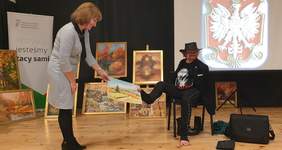 Pokaż zdjęcie: Artysta Stanisław Kmiecik oraz prezes Maria Kulig