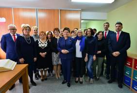 Pokaż zdjęcie: Premier Beata Szydło oraz dyrektor Marta Mordarska podczas wizyty w Specjalnym Ośrodku Szkolno – Wychowawczym w Nowym Sączu