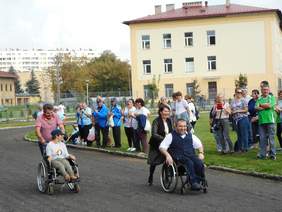 Bieg ku słońcu na wózkach