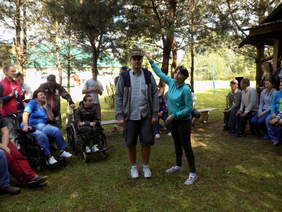 Uczestnicy spotkania w trakcie wspólnej zabawy