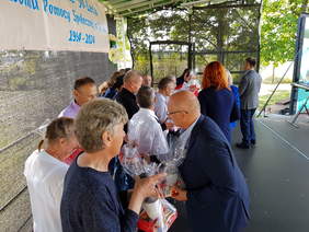 Pokaż zdjęcie: Starosta Tomasz Staniek wręcza upominki wyróżnionym