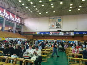 licznie zebrani ludzie na hali sportowej w Tarnobrzegu