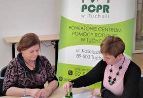 Od lewej: Dyrektor PFRON Aleksandra Gierej oraz Dyrektor PCPR w Tucholi Anna Toby podczas podpisywania umowy