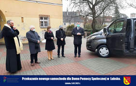 Pokaż zdjęcie: Władze Powiatu Żarskiego wraz Dyrektorem Oddziału Lubuskiego PFRON, Dyrektor DPS w Lubsku oraz ks. Proboszczem Parafii w Lubsku na tle DPS obok nowego auta