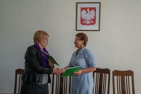 Pokaż zdjęcie: Przekazanie umowy dotyczącej programu „Pomoc osobom niepełnosprawnym poszkodowanym w wyniku żywiołu”