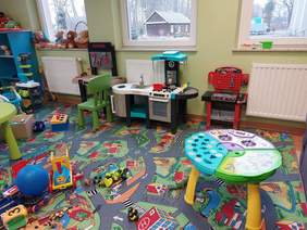 sala zabaw dla dzieci, dywan i wyposażenie bardzo kolorowe