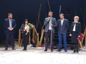 Pokaż zdjęcie: Wręczenie statuetek przez dyrektor Martę Mordarską