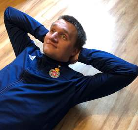 Pokaż zdjęcie: Marcin Ryszka - prezes Fundacji podczas domowego treningu w czasie pandemii