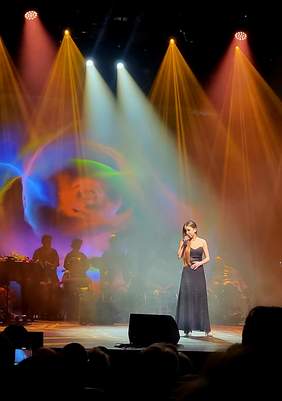 Pokaż zdjęcie: Uczestniczka koncertu Amelia Dubanowska