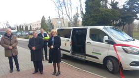 Pokaż zdjęcie: Dyrektor Oddziału Ślaskiego PFRON Jan Wroński -odbiór samochodu