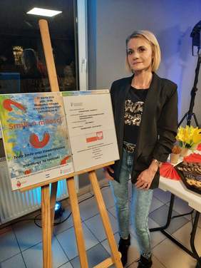 Pokaż zdjęcie: Przedstawicielka Łódzkiego Odddziału PFRON przed spektaklem