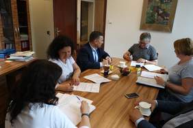 Pokaż zdjęcie: Pan Piotr Górecki - Prezes Zarządu - Kaszubska Fundacja Rehabilitacji Osób Niepełnosprawnych "Podaruj Trochę Słońca" (po prawej)