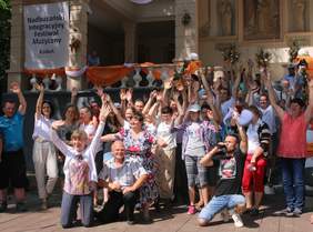 Pokaż zdjęcie: Uczestnicy festiwalu pozują do zdjęcia grupowego