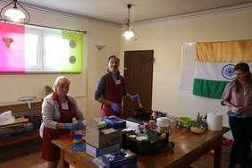 Pokaż zdjęcie: Uczstnicy XVII Wojewódzkiego Konkursu Sztuki Kulinarnej - przygotowanie potraw