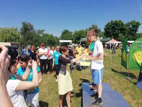 Pokaż zdjęcie: Zwycięzcy XVII Powiatowych Igrzysk Dzieci i Młodzieży Niepełnosprawnej w Szamotułach nagradzani przez Annę Skupień, dyrektor Oddziału Wielkopolskiego PFRON