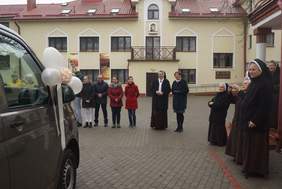 Pokaż zdjęcie: Uroczystość przekazania busa dla wychowanków Zespołu Placówek Oświatowych „Nasz Dom” w Gębicach 