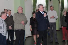 Pokaż zdjęcie: Jerzy Dębski Dyrektor Oddziału Lubelskiego PFRON z mieszkańcami DPS