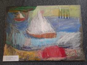 Pokaż zdjęcie: Zdjęcie obrazu formatu A3 przedstawiającego żaglówkę na jeziorze, w tle widać mniejszą żaglówkę, tło dookoła jeziora w kolorze zielonym