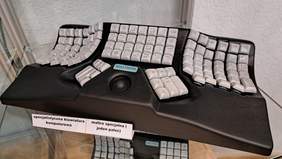 Zdjęcie sprzętu dostępnego w OWiT: specjalistyczna klawiatura komputerowa