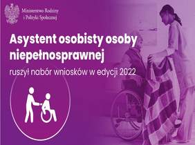 Pokaż zdjęcie: plakat promujący Program Asystent osobisty osoby niepełnosprawnej - edycja 2022 . Plakat w kolorze fioletowym na plakacie osoba strasza na wózku inwalidzkim oraz osoba dorosła ubrana w uniform asystenta podaje koc osobie niepełnosprawnej 
