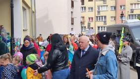 Pokaż zdjęcie: Uczestnicy wydarzenia pod siedzibą PSONI w Kamieniu Pomorskim