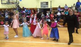 Pokaż zdjęcie: Marta Mordarska - dyrektor Małopolskiego Oddziału PFRON podczas zabaw z dziećmi