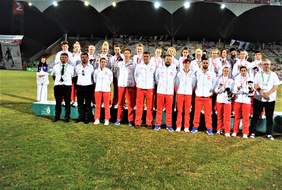 Pokaż zdjęcie: Reprezentacja Polski kobiet niesłyszących w piłce nożnej wraz ze sztabem trenerskim - zdobywczynie wicemistrzostwa olimpijskiego podczas XXIII Letnich Igrzysk Olimpijskich Niesłyszących w „Deaflympics” w Samsun (Turcja) 2017 - na murawie boiska