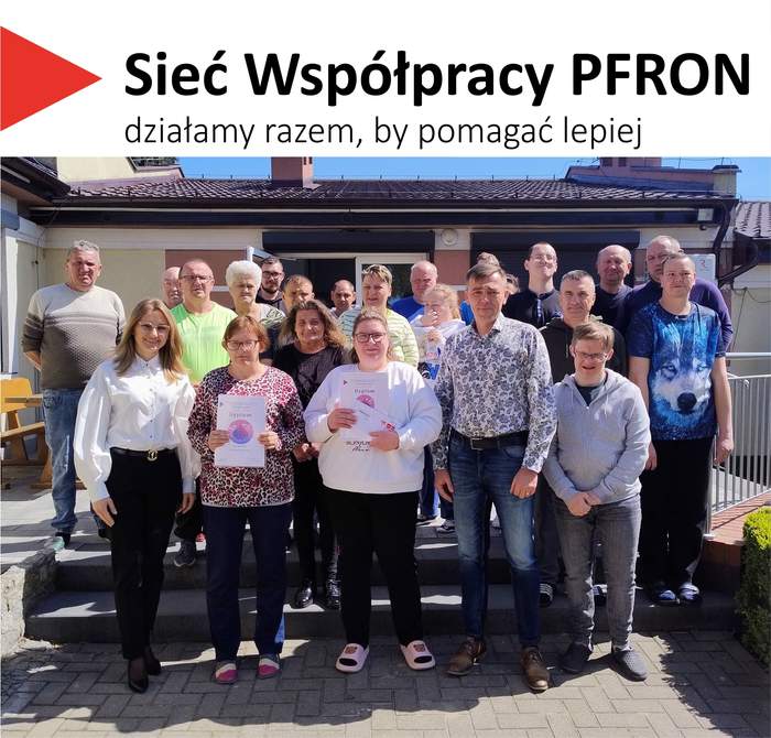 Pokaż zdjęcie: Uczestnicy XXII edycji wojewódzkiego Konkursu Plastycznego „Sztuka Osób Niepełnosprawnych” pozują do zdjęcia przed budynkiem. W pierwszym rzędzie dwie osoby prezentują otrzymany dyplom. W lewym górnym rogu grafiki znajduje się hasło: „Sieć Współpracy PFRON – działamy razem, by pomagać lepiej”.