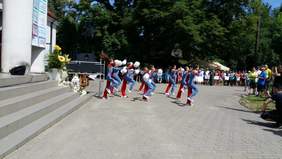 Pokaż zdjęcie: Grupa występujących dziewcząt