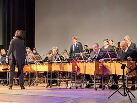 Orkiestra na scenie podczas występów