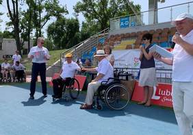 Pokaż zdjęcie: Nagrodę zwycięzcy wręcza Jerzy Dębski Dyrektor Oddziału Lubelskiego PFRON