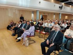 Pokaż zdjęcie: W auli znajduje się tłum ludzi. W pierwszym rzędzie siedzi dyrektor Łódzkiego Oddziału PFRON.  Uczestnicy konferencji są elegancko ubrani. 