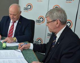 Pokaż zdjęcie: Podpisanie porozumienia przez Dariusza Szewczyka – Prezesa Zarządu Regionalnej Rozgłośni w Łodzi „Radio Łódź” i Władysława Skwarkę - Dyrektora Łódzkiego Oddziału PFRON 