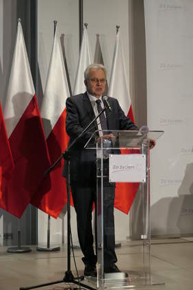 Pokaż zdjęcie: Przywitanie uczestników konferencji przez Krzysztofa Michałkiewicza - Pełnomocnika Rządu ds. Osób Niepełnosprawnych