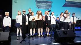 Pokaż zdjęcie: Występy artystyczne najmłodszych uczniów