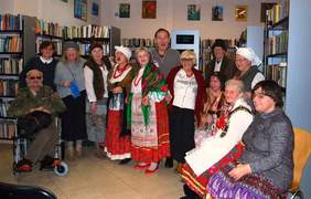 Pokaż zdjęcie: Wernisaż wystawy i przedstawienie podopiecznych Fundacji Sztuki Osób Niepełnosprawnych (fot. FSON )