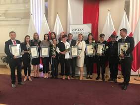 Pokaż zdjęcie: Laureaci Konkursu Lodołamacze z Małopolski wraz z Martą Mordarską - dyrektorem Oddział Małopolskiego PFRON